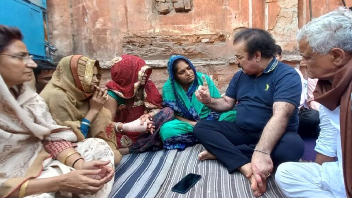 शहीद की पत्नी ने ली प्रतिज्ञा, बोली- जब तक पति की मूर्ति नहीं लगेगी अपना केश नहीं बांधूंगी NewsTak