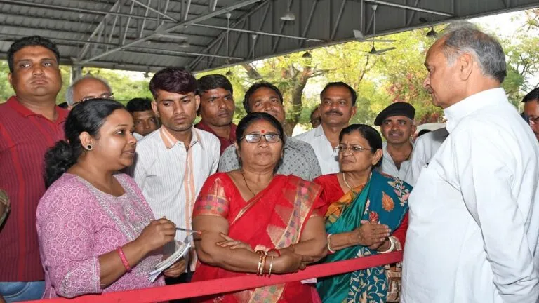 मानहानि का केस दर्ज होने के बाद संजीवनी सोसायटी के पीड़ितों को बुलाकर मिले CM गहलोत NewsTak