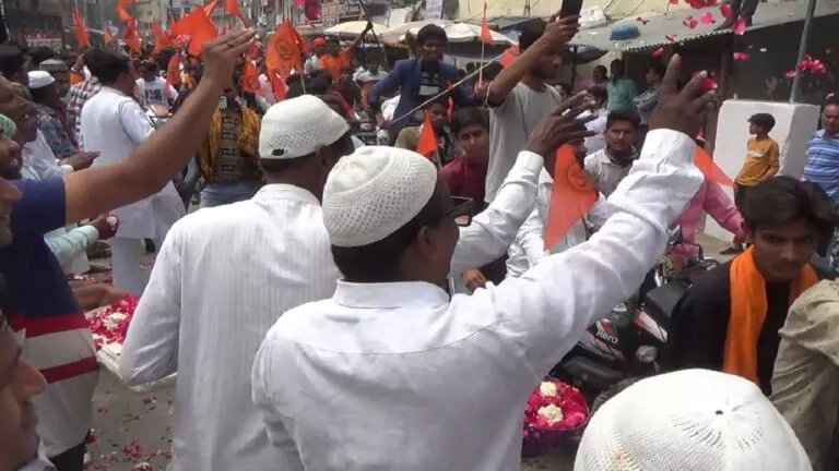 टोंक में दिखी गंगा-जमुनी तहजीब, रामनवमी की शोभा यात्रा पर मुस्लिम समुदाय के लोगों ने बरसाए फूल टोंक में दिखी गंगा-जमुनी तहजीब, रामनवमी की शोभा यात्रा पर मुस्लिम समुदाय के लोगों ने बरसाए फूल