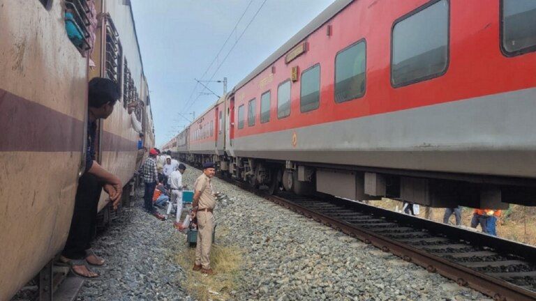 अजमेरः सांड की हो गई ट्रेन से टक्कर, यात्रियों में मचा हड़कंप और फिर हुआ कुछ ऐसा NewsTak