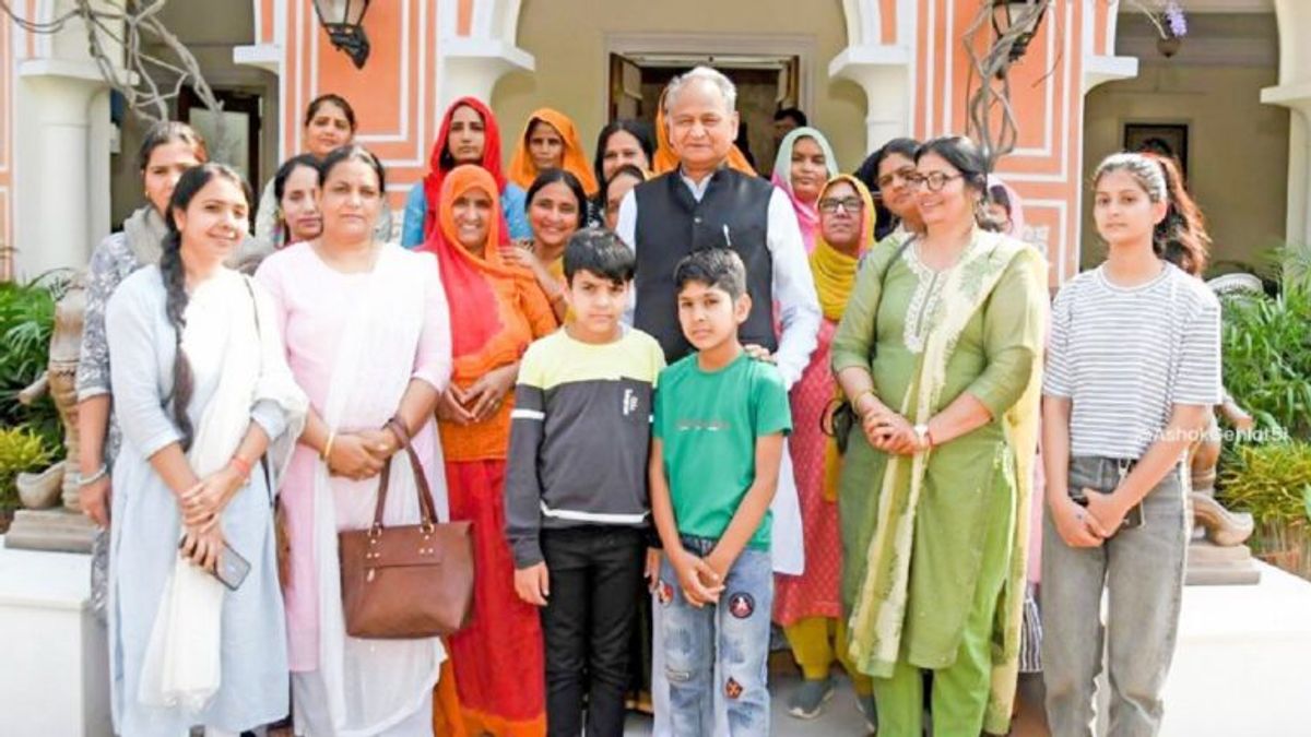 CM गहलोत के समर्थन में उतरीं 26 वीरांगनाएं उनसे मिलीं, बोलीं- धरना दे रही वीरांगनाओं की मांग गलत NewsTak