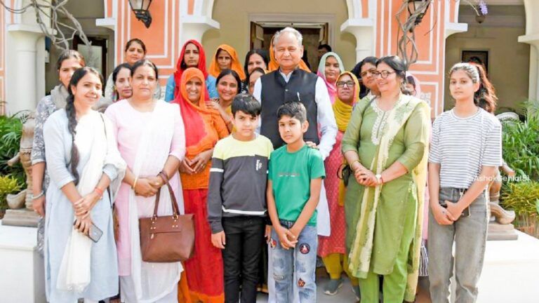 CM गहलोत के समर्थन में उतरीं 26 वीरांगनाएं उनसे मिलीं, बोलीं- धरना दे रही वीरांगनाओं की मांग गलत NewsTak