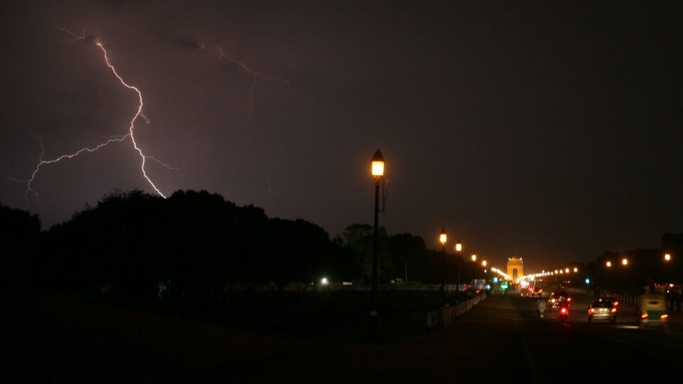 weather: अभी 6 मई तक आंधी-बारिश से राहत नहीं! मौसम विभाग ने जारी किया येलो अलर्ट Weather