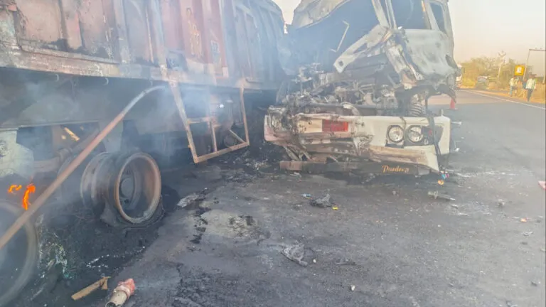 बाड़मेर: दो ट्रेलरों में भीषण टक्कर के बाद आग, 3 लोग जिंदा जले, एक गंभीर घायल NewsTak
