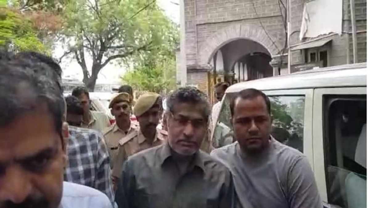 बाबूलाल कटारा पर लटकी तलवार! एसओजी की गिरफ्त में आने के बाद सरकार भी करेगी ये कार्रवाई पेपर लीक मामले में ED ने बाबूलाल कटारा को किया गिरफ्तार, 3 दिन तक करेगी पूछताछ