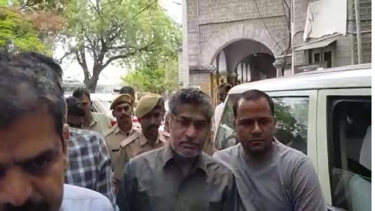 बाबूलाल कटारा पर लटकी तलवार! एसओजी की गिरफ्त में आने के बाद सरकार भी करेगी ये कार्रवाई पेपर लीक मामले में ED ने बाबूलाल कटारा को किया गिरफ्तार, 3 दिन तक करेगी पूछताछ