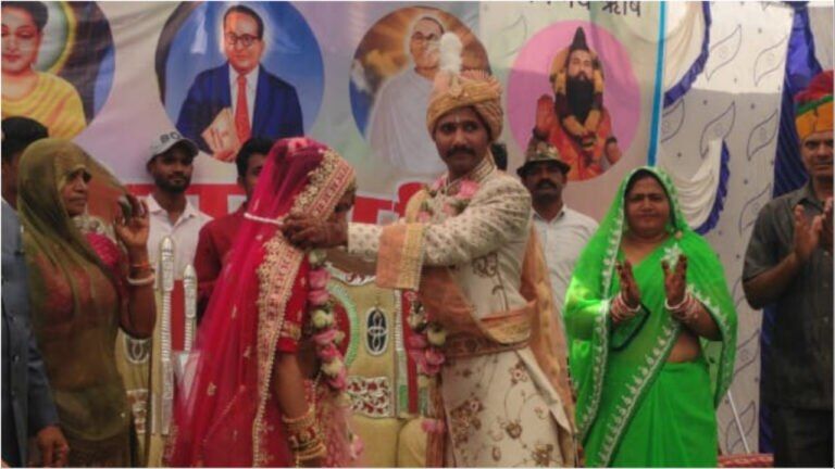 बिना फेरे लिए हुई शादी, अंबडेकर के आदर्शों की शपथ लेकर वर-वधू ने एक-दूसरे को पहनाई वरमाला NewsTak
