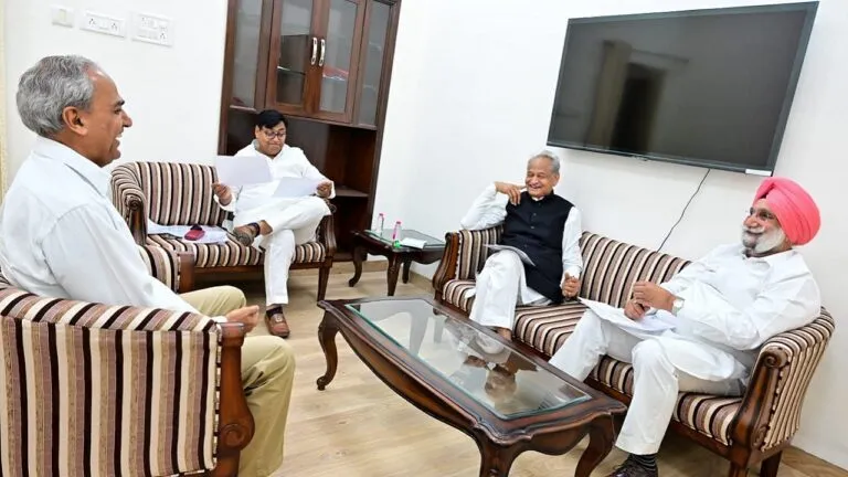 पायलट के तेवर के बाद आलाकमान सतर्क! रंधावा-गहलोत ने विधायक के साथ इन मुद्दों पर की चर्चा NewsTak