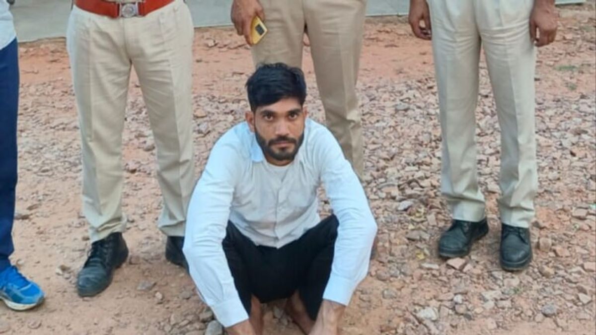 टोंक: थाने में पुलिसकर्मियों पर रौब झाड़ रहा था फर्जी IAS, बोला- कार्रवाई कीजिए, फिर खुल गई पोल टोंक: थाने में पुलिसकर्मियों पर रौब झाड़ रहा था फर्जी IAS, बोला- कार्रवाई कीजिए, फिर खुल गई पोल