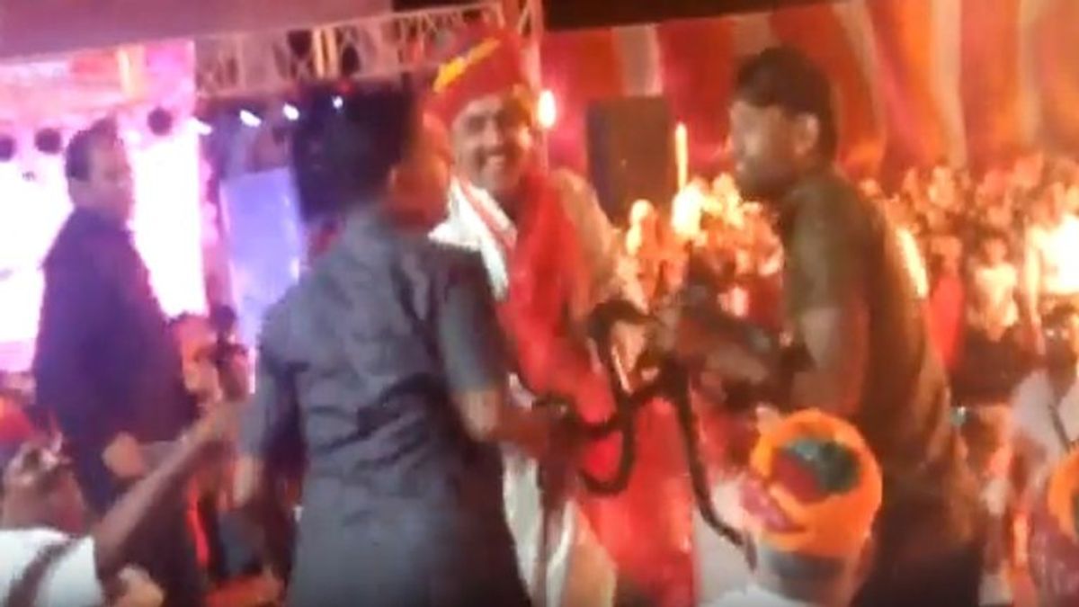 जैसलमेर: कैबिनेट मंत्री सालेह मोहम्मद के गले में युवक ने अचानक डाल दिए 2 कोबरा, देखिए फिर क्या हुआ जैसलमेर: कैबिनेट मंत्री सालेह मोहम्मद के गले में युवक ने अचानक डाल दिए 2 कोबरा, देखिए फिर क्या हुआ