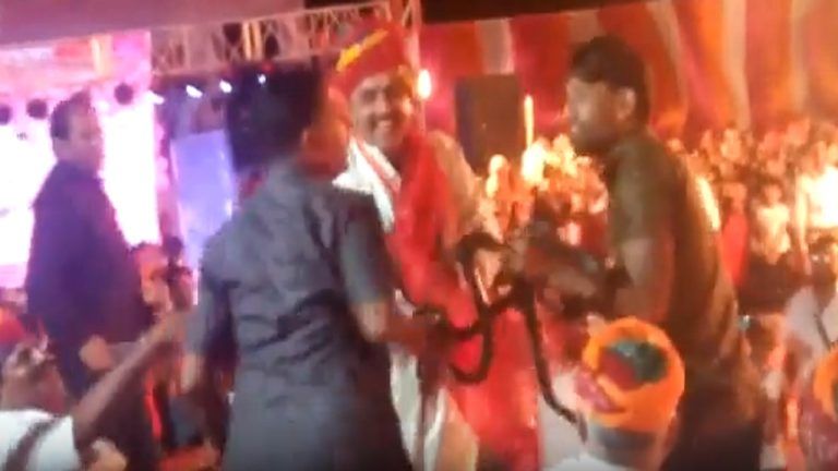 जैसलमेर: कैबिनेट मंत्री सालेह मोहम्मद के गले में युवक ने अचानक डाल दिए 2 कोबरा, देखिए फिर क्या हुआ जैसलमेर: कैबिनेट मंत्री सालेह मोहम्मद के गले में युवक ने अचानक डाल दिए 2 कोबरा, देखिए फिर क्या हुआ