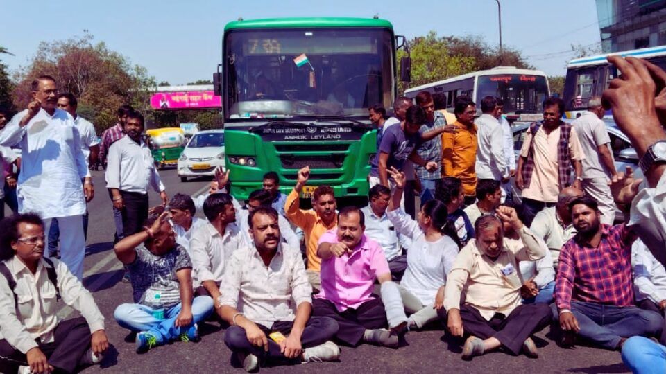 बीच सड़क पर गाड़ियों के आगे लेट गए AAP के प्रदेश अध्यक्ष, उठा ले गई पुलिस