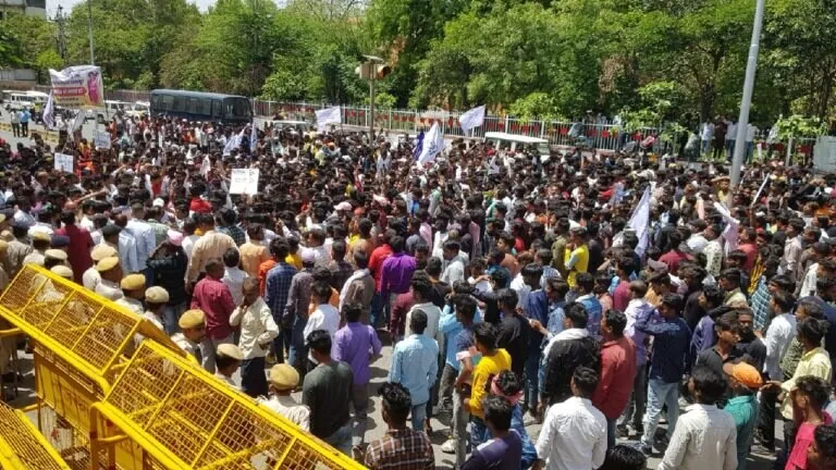 रेप के बाद मासूम के कर दिए 10 टुकड़े, आरोपी के लिए फांसी की मांग करने पहुंचे हजारों लोग, देखें Video NewsTak
