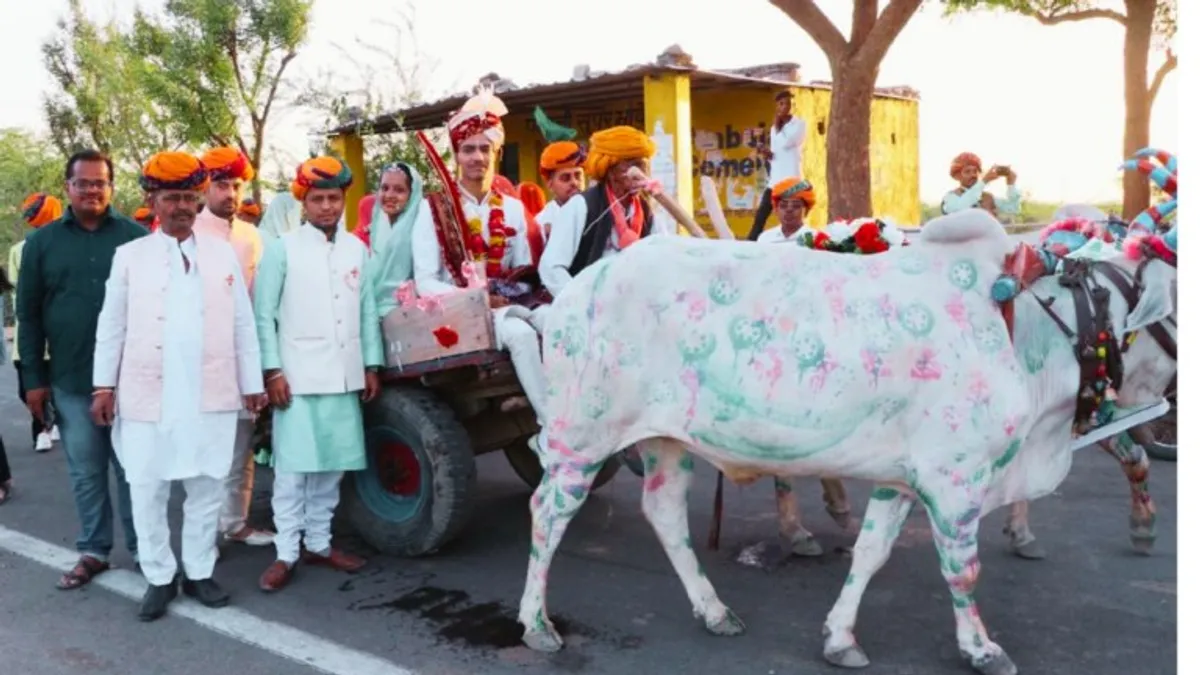 बैलगाड़ी पर सवार होकर दुल्हन से ब्याह रचाने पहुंचा दूल्हा, इस अनोखी बारात को देख लोग रह गए दंग NewsTak