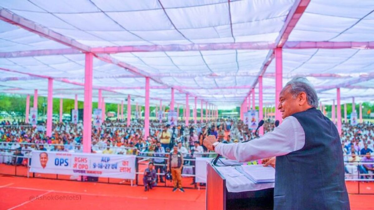 गहलोत का पायलट खेमे पर तंज! बोले- बीजेपी ने हमारे विधायकों को दिए थे पैसे, अब तक नहीं लिए वापस NewsTak