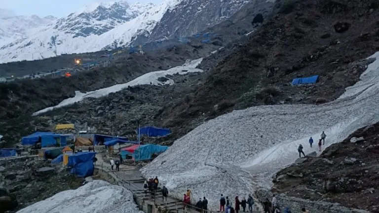 राजस्थान से बद्रीनाथ की यात्रा पर गए 90 यात्री फंसे, हाइवे पर गिर रही चट्टानें, वाहनों का जाम लगा NewsTak