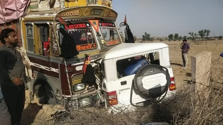 चूरू: ट्रक से जा भिड़ी बोलेरो, बुरी तरह पिचक गई कार, दो बिजनेसमैन की हुई मौत