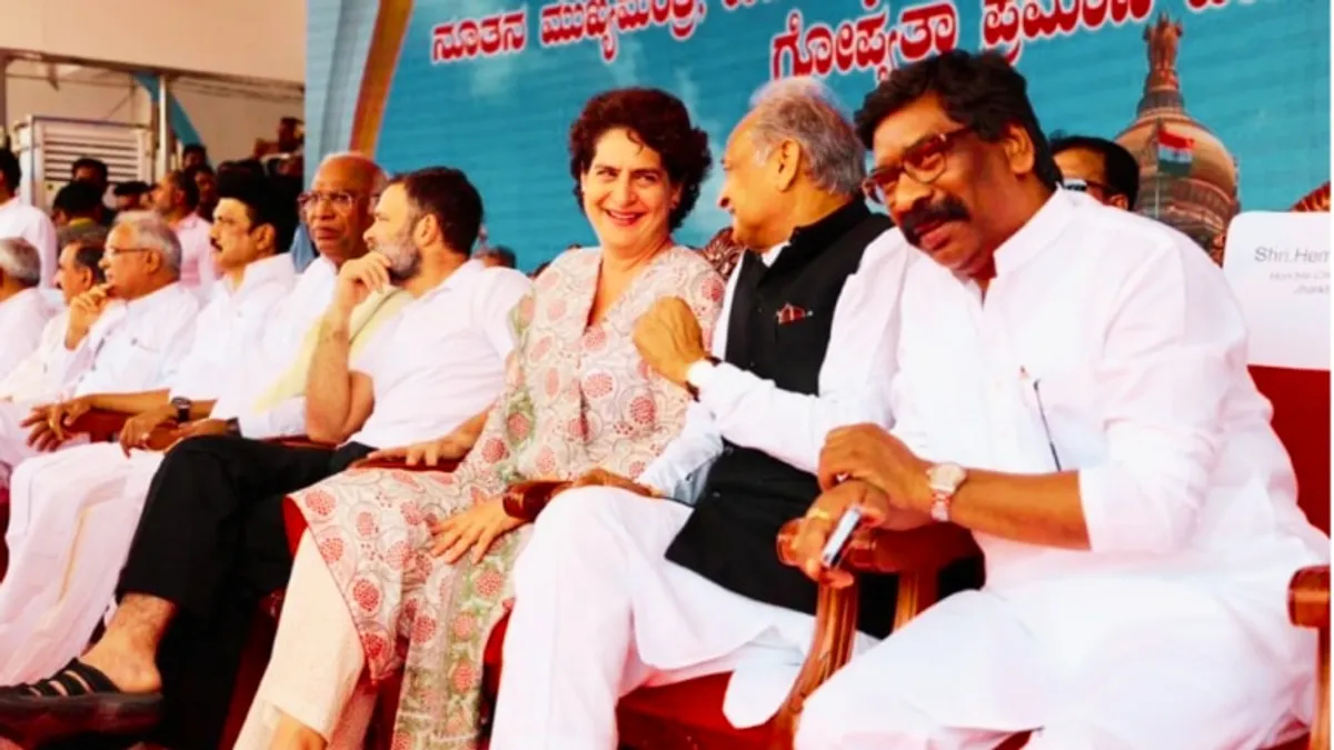 सिद्धारमैया के शपथ ग्रहण समारोह में पहुंचे अशोक गहलोत, प्रियंका गांधी के साथ सामने आई ये तस्वीर सिद्धारमैया के शपथ ग्रहण समारोह में पहुंचे अशोक गहलोत, प्रियंका गांधी के साथ सामने आई ये तस्वीर