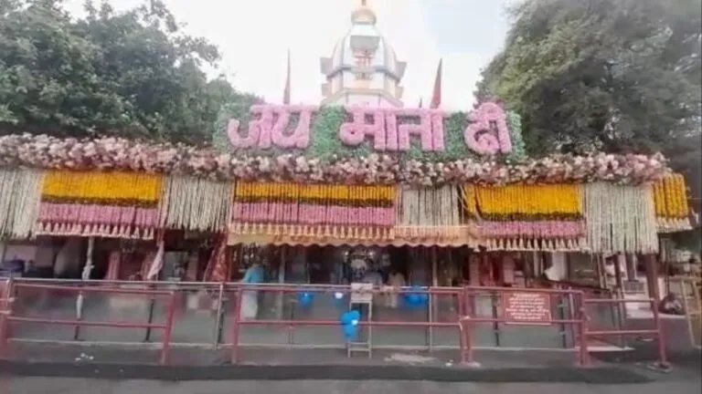Ajmer: ‘छोटे कपड़े पहनकर दर्शन करने ना आएं’, मंदिर के बाहर लगा बोर्ड, फोटो वायरल Ajmer: 'छोटे कपड़े पहनकर दर्शन करने ना आएं', मंदिर के बाहर लगा बोर्ड, फोटो हो रहा वायरल