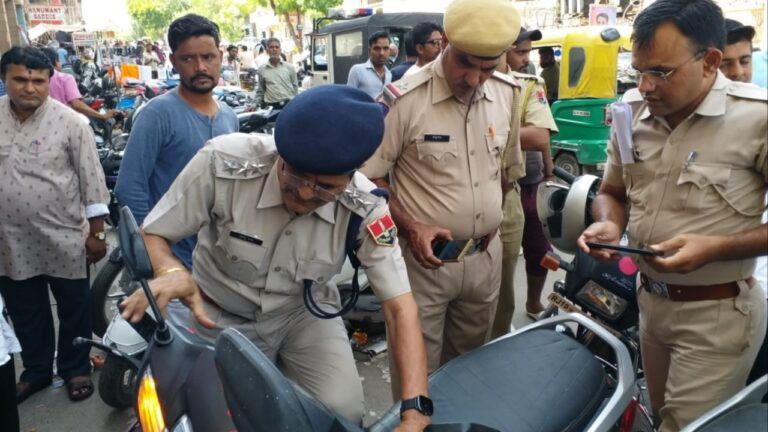 Jodhpur: शातिर चोर ने आंखों में धूल झोंक पार की स्कूटी, डिक्की में रखे 8 लाख निकालकर हुआ फरार Jodhpur: शातिर चोर ने आंखों में धूल झोंक पार की स्कूटी, डिक्की में रखे 8 लाख निकालकर हुआ फरार