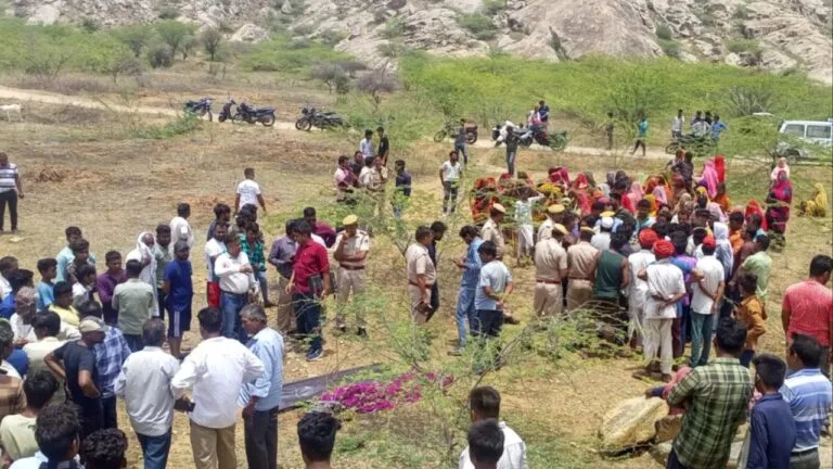 Pali: बकरियां चराने गई महिला के साथ दिल दहला देने वाली वारदात, आरोपी ने की अजीबोगरीब घटना Pali: खेत में बकरियां चराने गई वृद्धा के साथ दिल दहला देना वाली घटना, आरोपी ने की अजीबोगरीब घटना