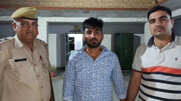 ट्रैफिक पुलिसकर्मी को कार के बोनट पर 500 मीटर तक ले गया छात्रनेता, देखें सीसीटीवी Video NewsTak