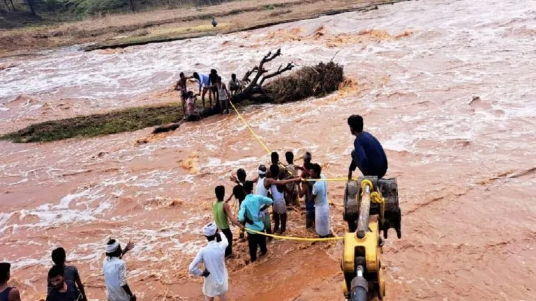 Video: चंबल के बकुला नाले में आया सैलाब, 4 घंटे तक पेड़ पर फंसा पूरा परिवार, अटकी रही सांसें
