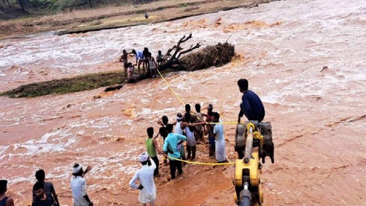 Video: चंबल के बकुला नाले में आया सैलाब, 4 घंटे तक पेड़ पर फंसा पूरा परिवार, अटकी रही सांसें Video: चंबल के बकुला नाले में आया सैलाब, 4 घंटे तक पेड़ पर फंसा पूरा परिवार, अटकी रही सांसें