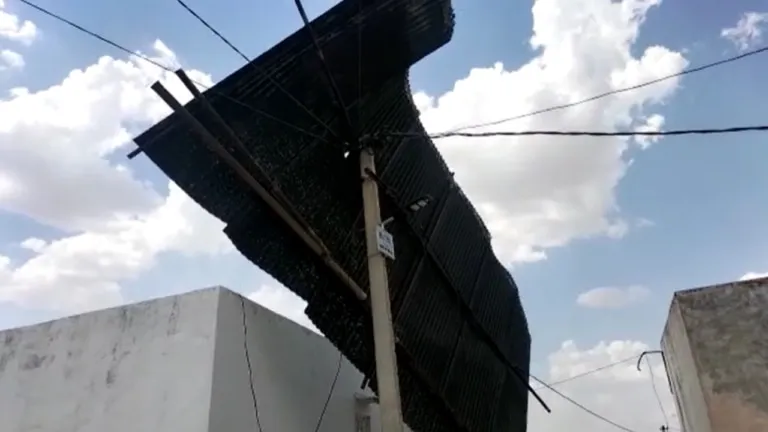 तेज आंधी से उड़ीं मकान पर लगी लोहे की चद्दरें, फिर हुआ कुछ ऐसा कि पूरे गांव में छा गया अंधेरा