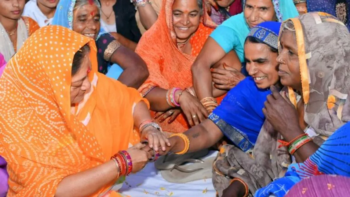 वसुंधरा राजे ने गुर्जर महिलाओं को पहनाईं चूड़ियां, बोलीं- दोनों तरफ फायदा नहीं, जो साथ दे उसके रहो NewsTak