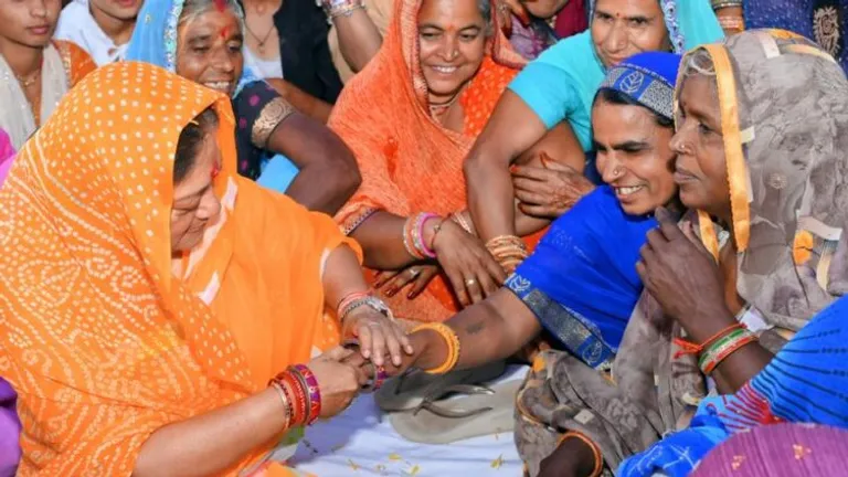 वसुंधरा राजे ने गुर्जर महिलाओं को पहनाईं चूड़ियां, बोलीं- दोनों तरफ फायदा नहीं, जो साथ दे उसके रहो NewsTak