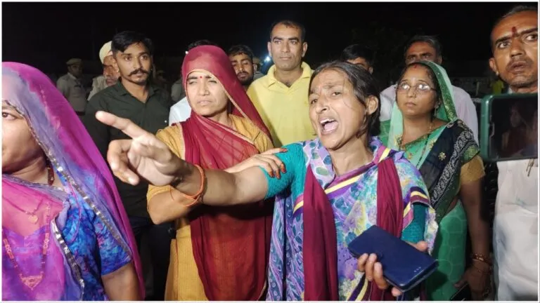 Barmer: सीएम गहलोत ने दिया ऐसा जवाब, चीख-चीख कर रोने लगी महिलाएं, कुछ तो हो गई बेसुध Barmer: सीएम गहलोत ने दिया ऐसा जवाब, चीख-चीख कर रोने लगी महिलाएं, कुछ तो हो बेसुध