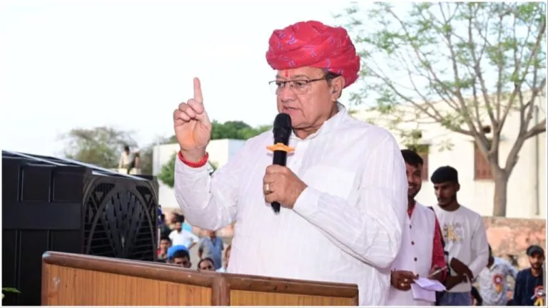 शिक्षा मंत्री के सरकारी बंगले छोड़ने पर मोदी ने दिया था बयान- अब जाने के दिन आ गए, कल्ला ने किया पलटवार इलेक्शन लड़ने के सवाल पर बोले शिक्षा मंत्री बीड़ी कल्ला- आज भी मैं जिताऊ उम्मीदवार हूं, चुनाव