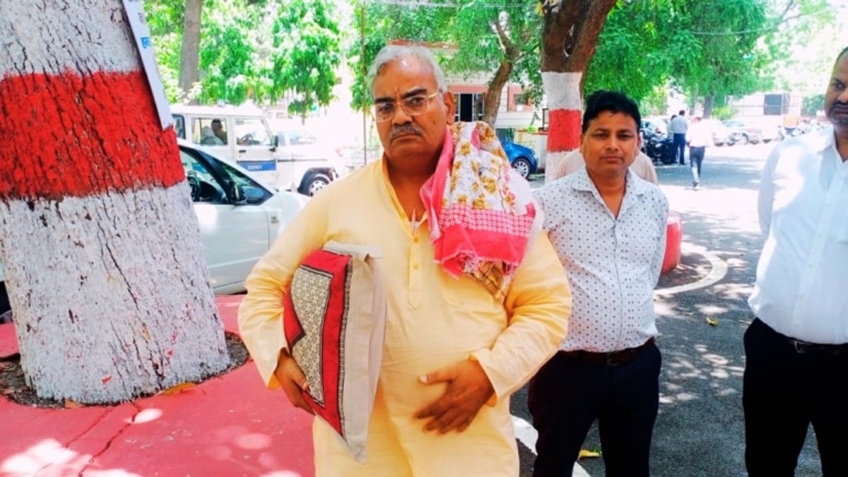 चादर और तकिया लेकर कलेक्ट्रेट पहुंचे बीजेपी MLA मदन दिलावर, जानें वजह चादर और तकिया लेकर कलेक्ट्रेट पहुंचे बीजेपी MLA मदन दिलावर, जानें वजह