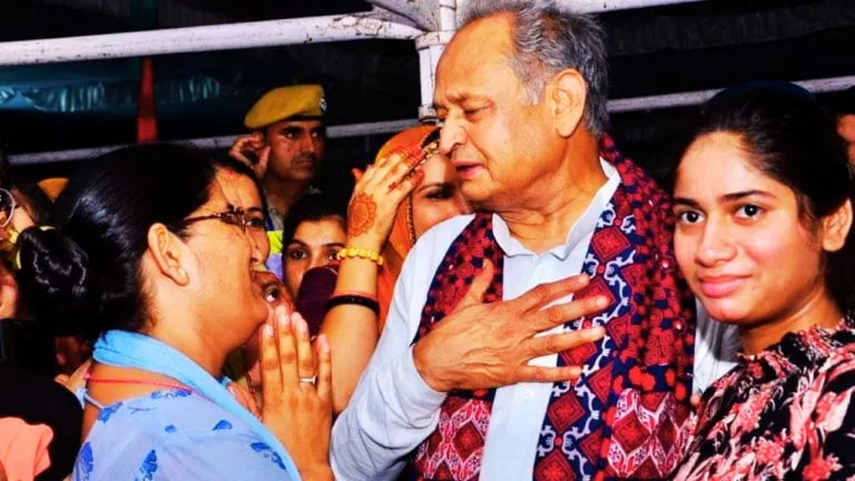 CM गहलोत से बोलीं महिला एएनएम- 'आपने मेरे सिर पर हाथ रखकर कसम खाई थी', उन्होंने दिया ये अजीब जवाब