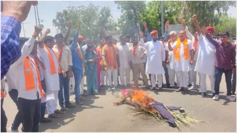 पेपर लीक मामले में दोतरफा घिरी गहलोत सरकार, एक तरफ ईडी और दूसरी तरफ सड़कों पर उतरी बीजेपी