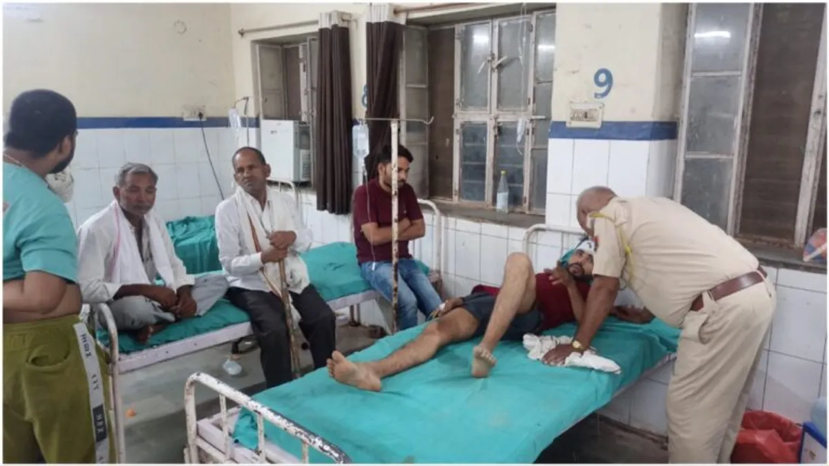 रास्ते में बैठकर शराब पी रहे थे बदमाश, युवक ने हटने को बोला तो पीटा, बचाने आए भाई को भी धुना रास्ते में बैठकर शराब पी रहे थे बदमाश, युवक ने हटने को बोला तो पीटा, बचाने आए भाई को भी उठा ले गए