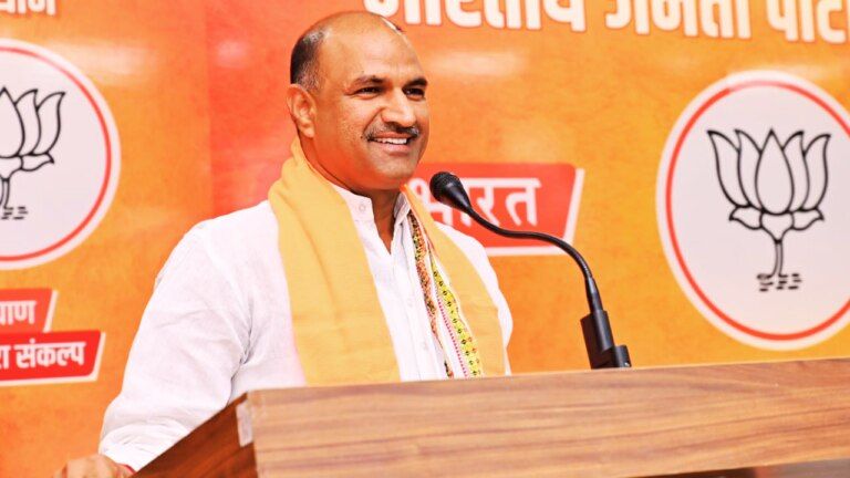 हनुमान चालीसा पाठ के पोस्टर हटने पर गरमाई सियासत, सीपी जोशी ने CM गहलोत से कही ये बात हनुमान चालीसा पाठ के पोस्टर हटने पर गरमाई सियासत, सीपी जोशी ने CM गहलोत से कही ये बात