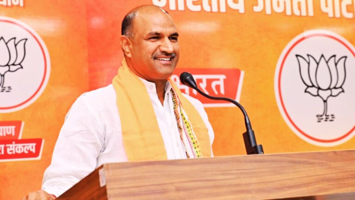 हनुमान चालीसा पाठ के पोस्टर हटने पर गरमाई सियासत, सीपी जोशी ने CM गहलोत से कही ये बात हनुमान चालीसा पाठ के पोस्टर हटने पर गरमाई सियासत, सीपी जोशी ने CM गहलोत से कही ये बात