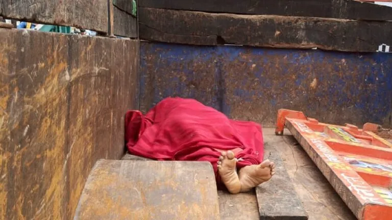 धौलपुर: 30 वर्षीय विवाहिता के बंधे थे पैर, शव तालाब में तैरते मिला धौलपुर: 30 वर्षीय विवाहिता के बंधे थे पैर, शव तालाब में तैरते मिला