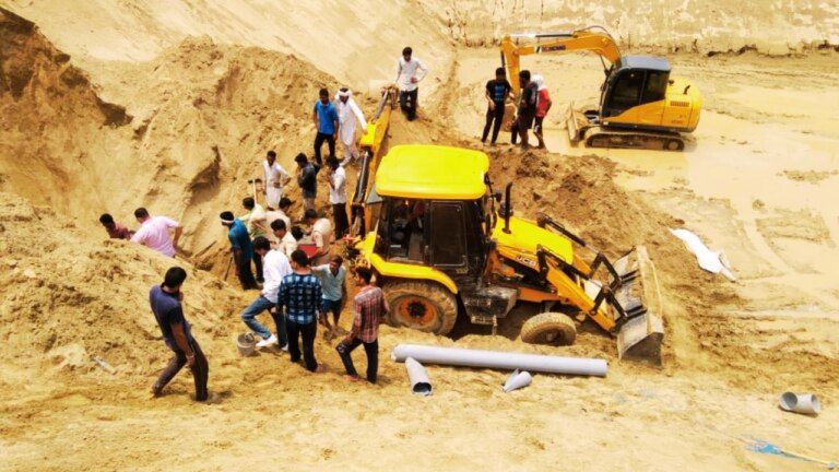 पानी की डिग्गी की सुरंग खोद रहे थे मजदूर, तभी हुआ ऐसा खौफनाक हादसा जिसे देखकर सिहर उठे लोग