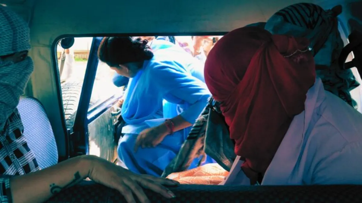 Hanumangarh: बीमार हूं कहकर बुलाती थीं और फिर बंद कमरे में होता होश उड़ा देने वाला काम Hanumangarh: बीमार हूं कहकर बुलाती थीं और फिर बंद कमरे में होता होश उड़ा देने वाला काम