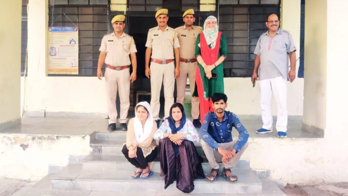 झालावाड़: फर्नीचर कारोबारी को महिला और लड़की ने हनीट्रैप में फंसाकर की ये डिमांड झालावाड़: फर्नीचर कारोबारी को महिला और लड़की ने हनीट्रैप में फंसाकर की ये डिमांड