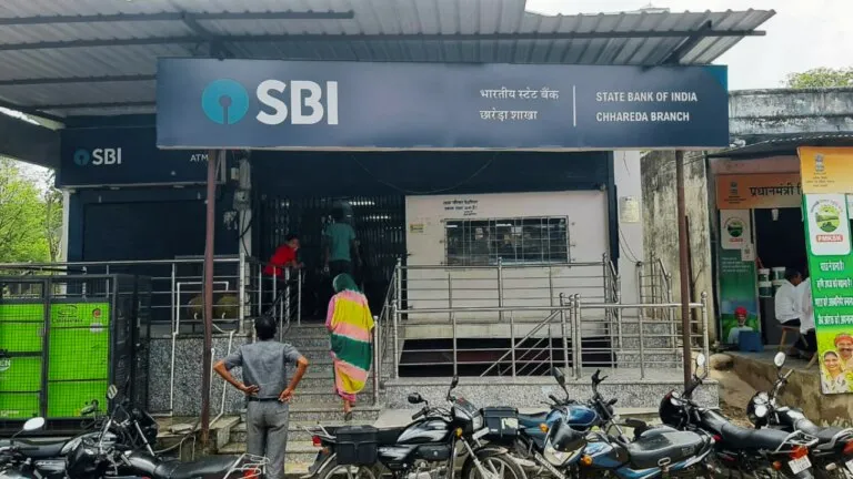 बैंककर्मी मृतकों के खातों से निकाल रहा था पैसा.