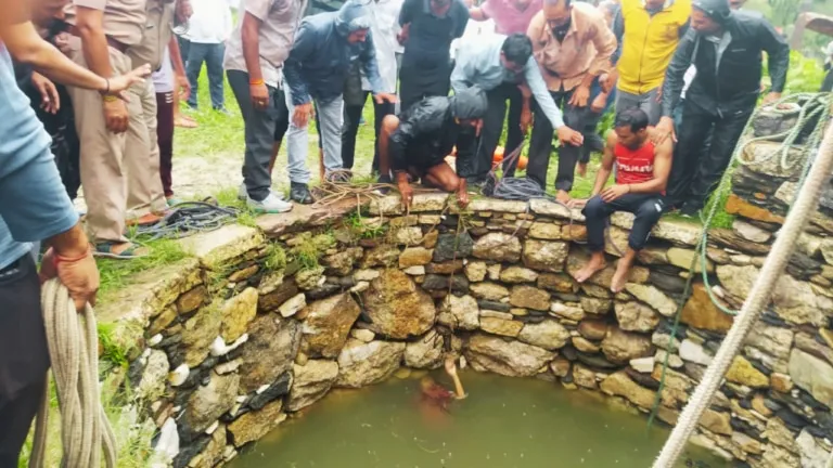 पिता ने अपने ही मासूम बेटा-बेटी को कुएं में फेंका, एक की मौत व बेटी का इलाज जारी