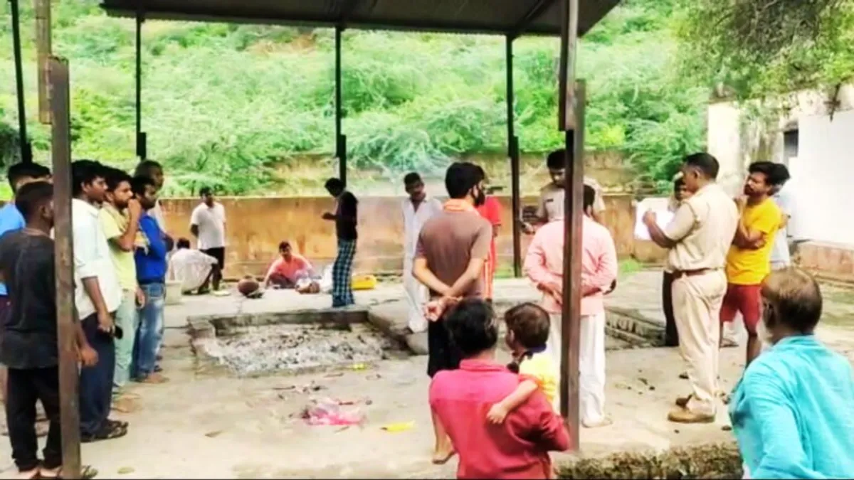 अलवर: श्मशान घाट में चिता से गायब हुईं अस्थियां! फिर सामने आई ये चौंकाने वाली बात अलवर: श्मशान घाट में चिता से गायब हुईं अस्थियां! फिर सामने आई चौंकाने वाली बात