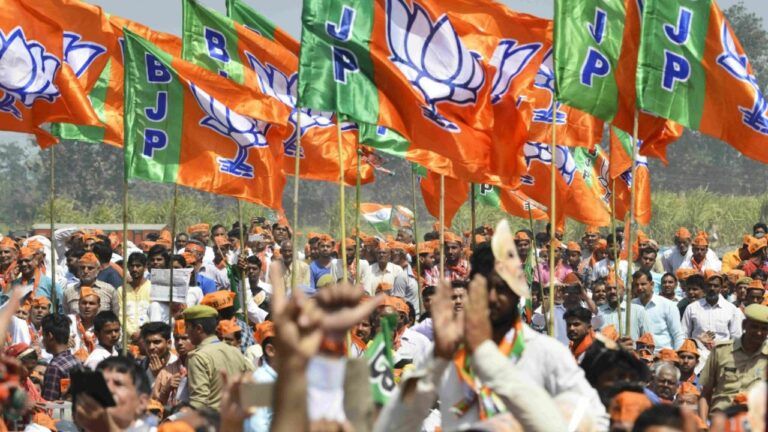 Rajasthan बीजेपी में संभाग प्रभारी-सहप्रभारियों की लिस्ट जारी, यहां देखें पूरी डिटेल BJP में नहीं थम रहा बगावत का सिलसिला, सांसद को टिकट मिलने पर 6 मंडल अध्यक्षों ने दिया इस्तीफा