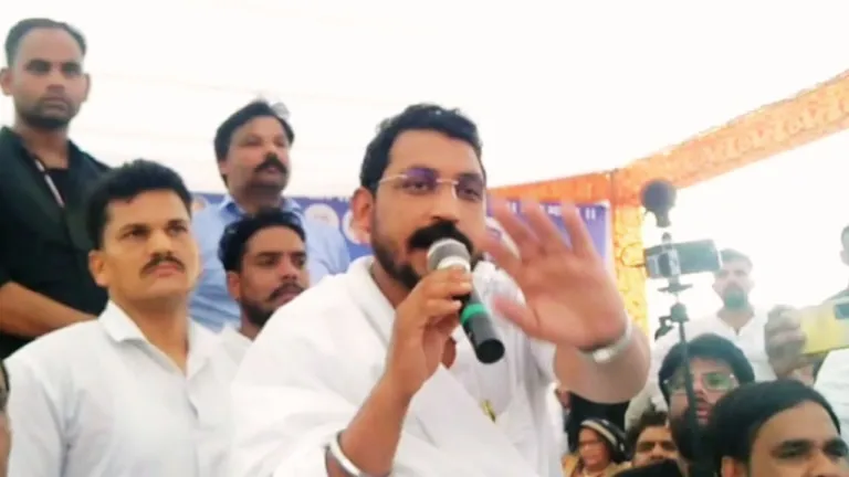 हमले के बाद एंबुलेंस से पहली बार राजस्थान पहुंचे चंद्रशेखर आजाद, सभा में किया ये बड़ा ऐलान!