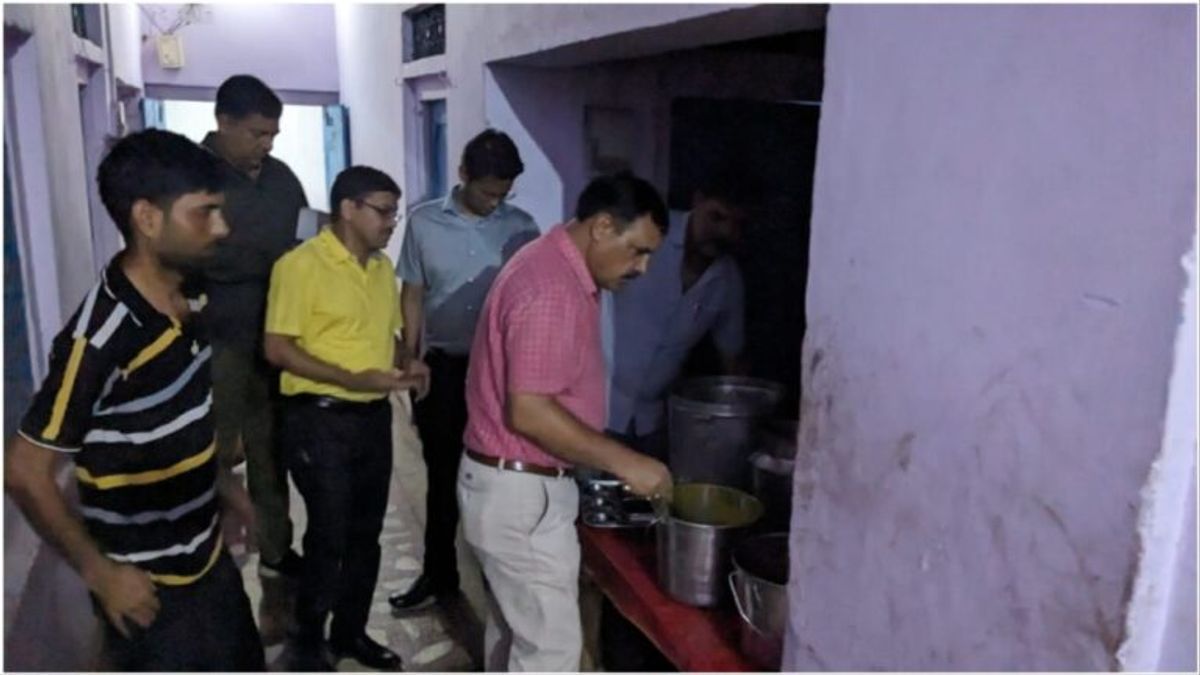 करौली: संभागीय आयुक्त ने इंदिरा रसोई का किया औचक निरीक्षण, हालात देख बदला IAS अधिकारी का मूड करौली: संभागीय आयुक्त ने इंदिरा रसोई का किया औचक निरीक्षण, हालात देख बदला IAS अधिकारी का मूड