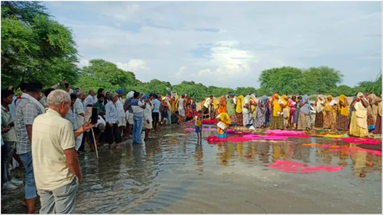 Bhilwara: 30 वर्ष बाद गांव में आई नदी, ग्रामीणों ने इस अनोखे अंदाज से किया स्वागत, हर तरफ हो रही चर्चा Bhilwara: 30 वर्ष बाद गांव में आई नदी, ग्रामीणों ने इस अनोखे अंदाज में किया स्वागत, हर तरफ हो रही चर्चा